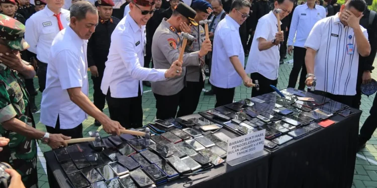 Pemusnahan ponsel hasil sitaan di 39 lapas di Jatim. (Foto/ist)