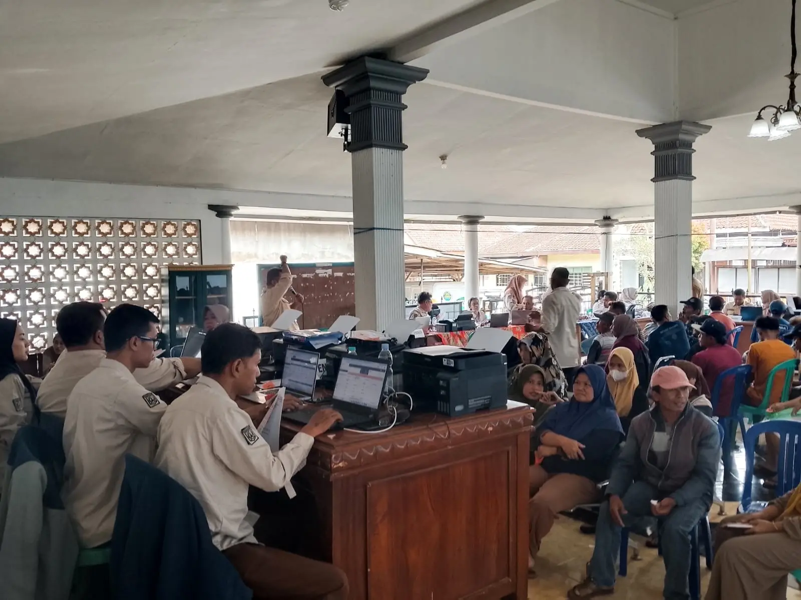 Animo masyarakat dalam memanfaatkan program Bapenda Menyapa Warga. (Foto/M Sholeh)