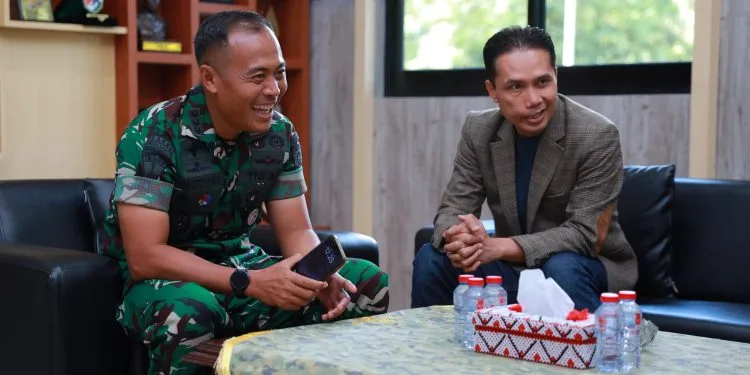Kolonel inf Risa Wahyu Pudji Setyawan, BS.,M.Han (kiri) bersama Ahmad Mustaqir (kanan). Foto/dok