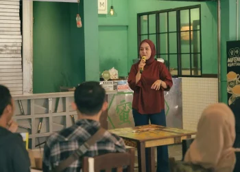 Atika Larasari saat berbagi pengalaman bisnis dalam ruang curhat bertajuk 'Kecil-kecilan Dulu Ya'. Foto: Azmy