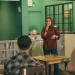 Atika Larasari saat berbagi pengalaman bisnis dalam ruang curhat bertajuk 'Kecil-kecilan Dulu Ya'. Foto: Azmy