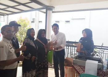 Kepala Bapenda Kabupaten Malang, Made Arya Wedanthara (baju putih) menyerahkan dorprize untuk masyarakat yang memanfaatkan layanan Bapenda Menyapa Warga. (Foto/M Sholeh)