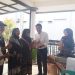 Kepala Bapenda Kabupaten Malang, Made Arya Wedanthara (baju putih) menyerahkan dorprize untuk masyarakat yang memanfaatkan layanan Bapenda Menyapa Warga. (Foto/M Sholeh)