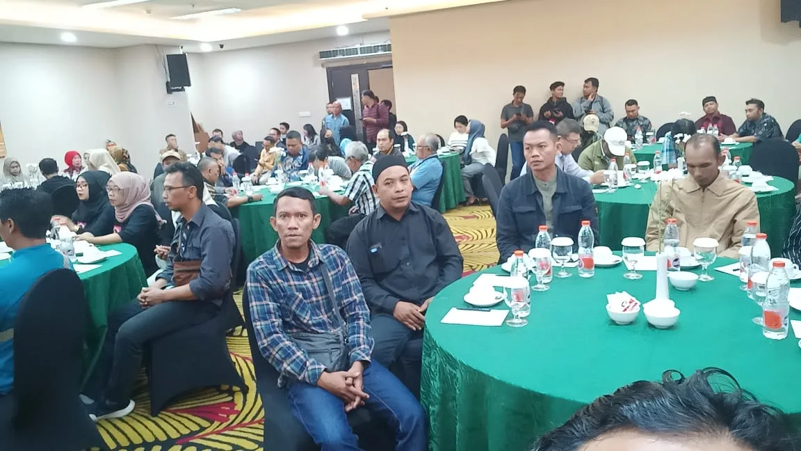 PLN UP3 Malang saat merajut kebersamaan dengan para buruh. Foto/ dok