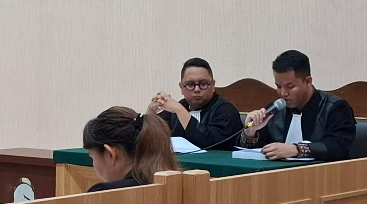 Isa Zega saat membacakan pledoi. Foto: Aisyah Nawangsari Putri