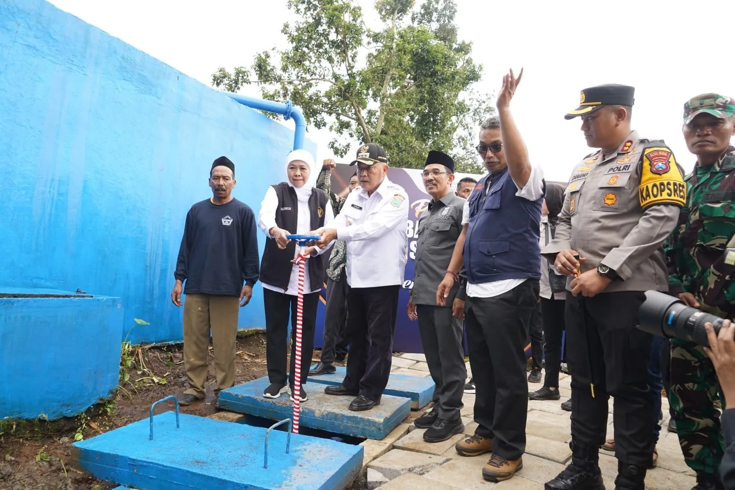 Gubernur Jawa Timur, Khofifah Indar Parawansa dan Bupati Malang, Sanusi meresmikan SPAM di Singosari. Foto: Pemkab Malang