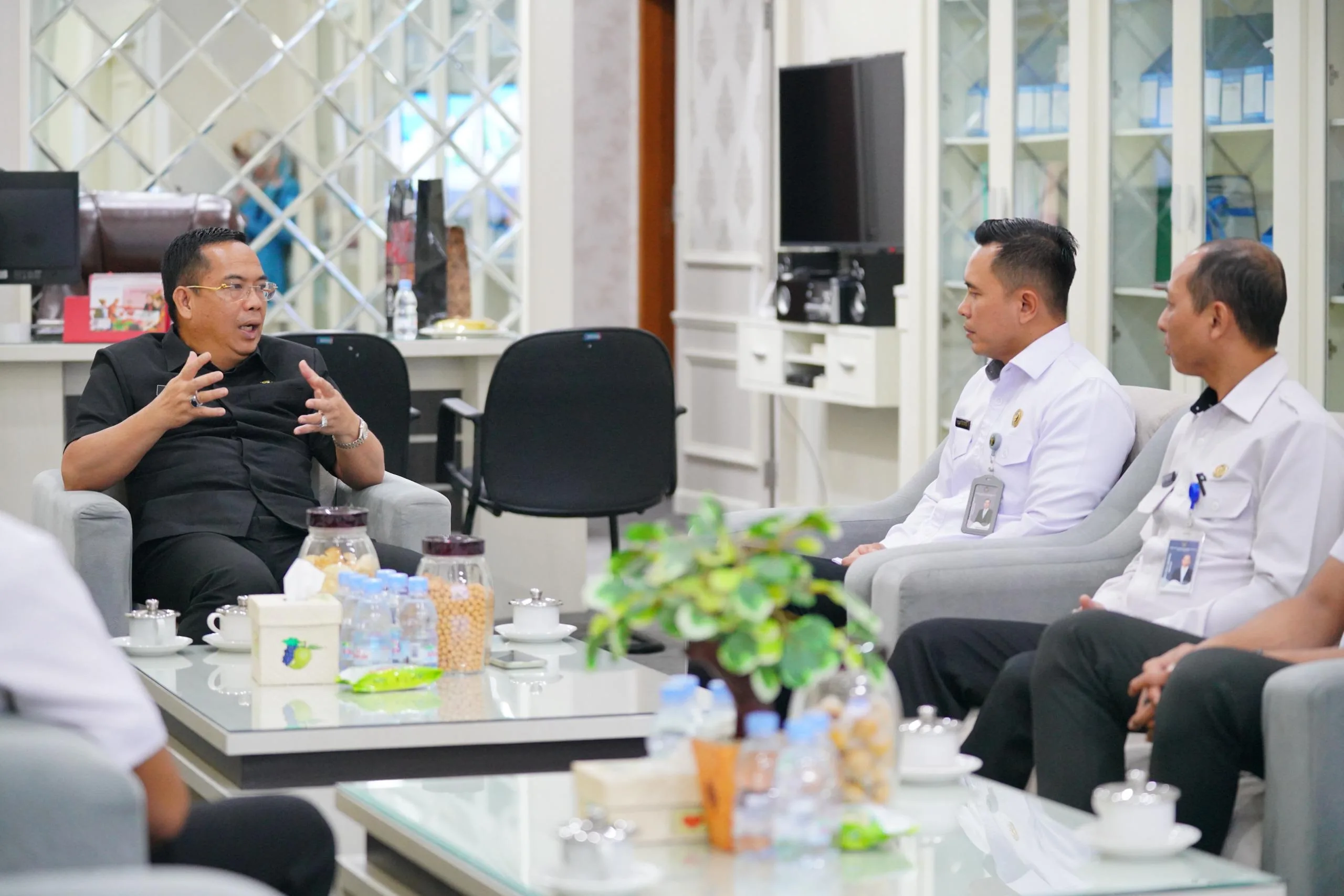 Audiensi Kepala Kantor Imigrasi Kelas I TPI Malang, Anggoro Widjanarko, bersama Wali Kota Probolinggo, dr. Aminuddin. Foto/dok