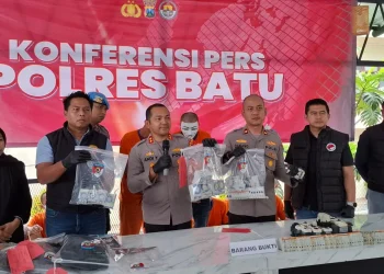 Kapolres Batu AKBP Andi Yudha Pranata tengah menunjukkan barang bukti pencurian instalasi listrik PJU di Kota Batu. Foto: Azmy