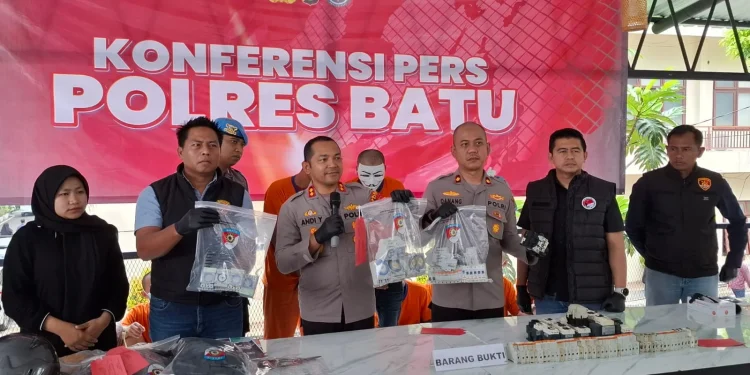 Kapolres Batu AKBP Andi Yudha Pranata tengah menunjukkan barang bukti pencurian instalasi listrik PJU di Kota Batu. Foto: Azmy