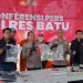 Kapolres Batu AKBP Andi Yudha Pranata tengah menunjukkan barang bukti pencurian instalasi listrik PJU di Kota Batu. Foto: Azmy