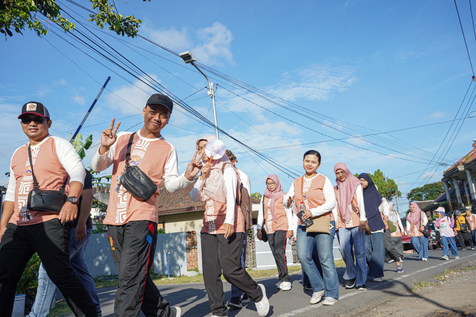 Antusiasme civitas akademika Unikama mengikuti acara gerak jalan sehat./Foto: Dok. Unikama.