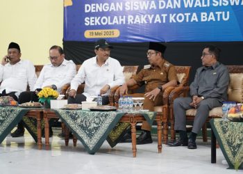 Wali Kota Batu Nurochman saat mendampingi Mensos Gus Ipul menemui calon wali murid Sekolah Rakyat. Foto: Prokopim KWB