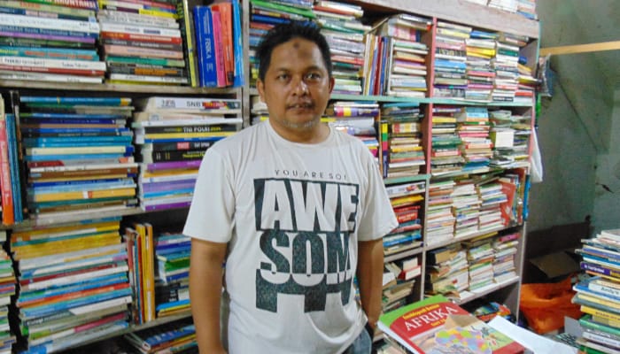 Sanda (42),  salah satu pedagang di Pasar Buku dan Seni Velodrome Malang./Foto: Tugumalang.id/Bagus Rachmad Saputra.