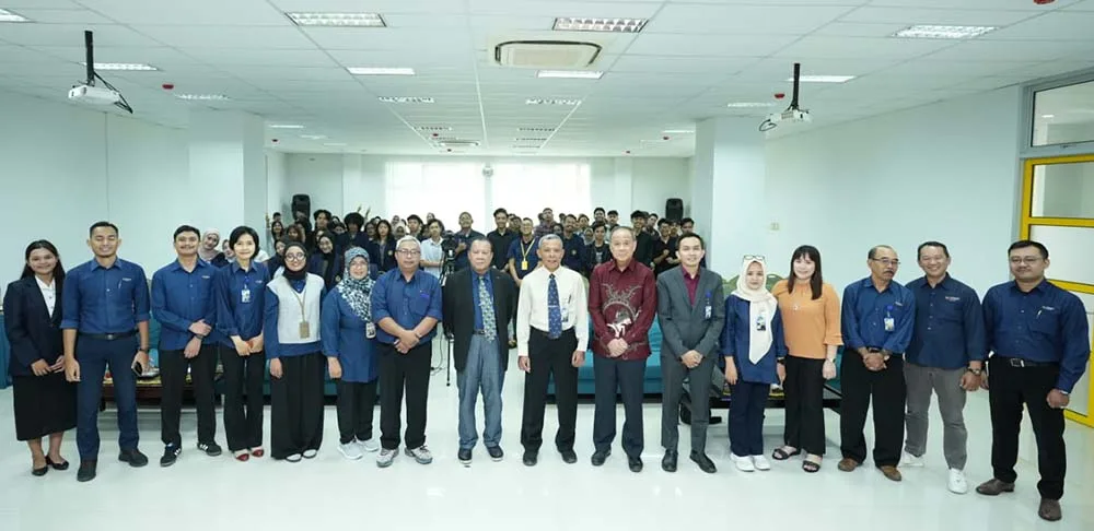 foto bersama usai kolaborasi.