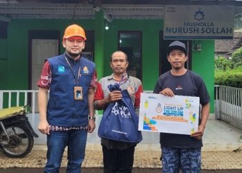 Petugas PLN UP3 Malang bersama Sumari. Foto/Dok