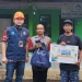 Petugas PLN UP3 Malang bersama Sumari. Foto/Dok