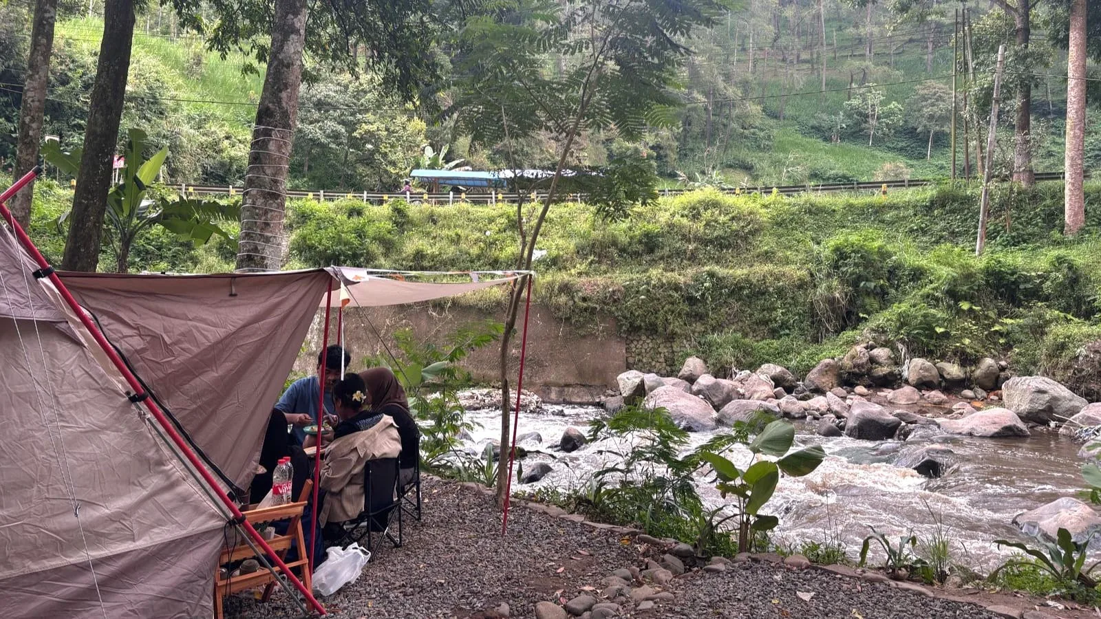 Suasana glamping di tepi sungai
