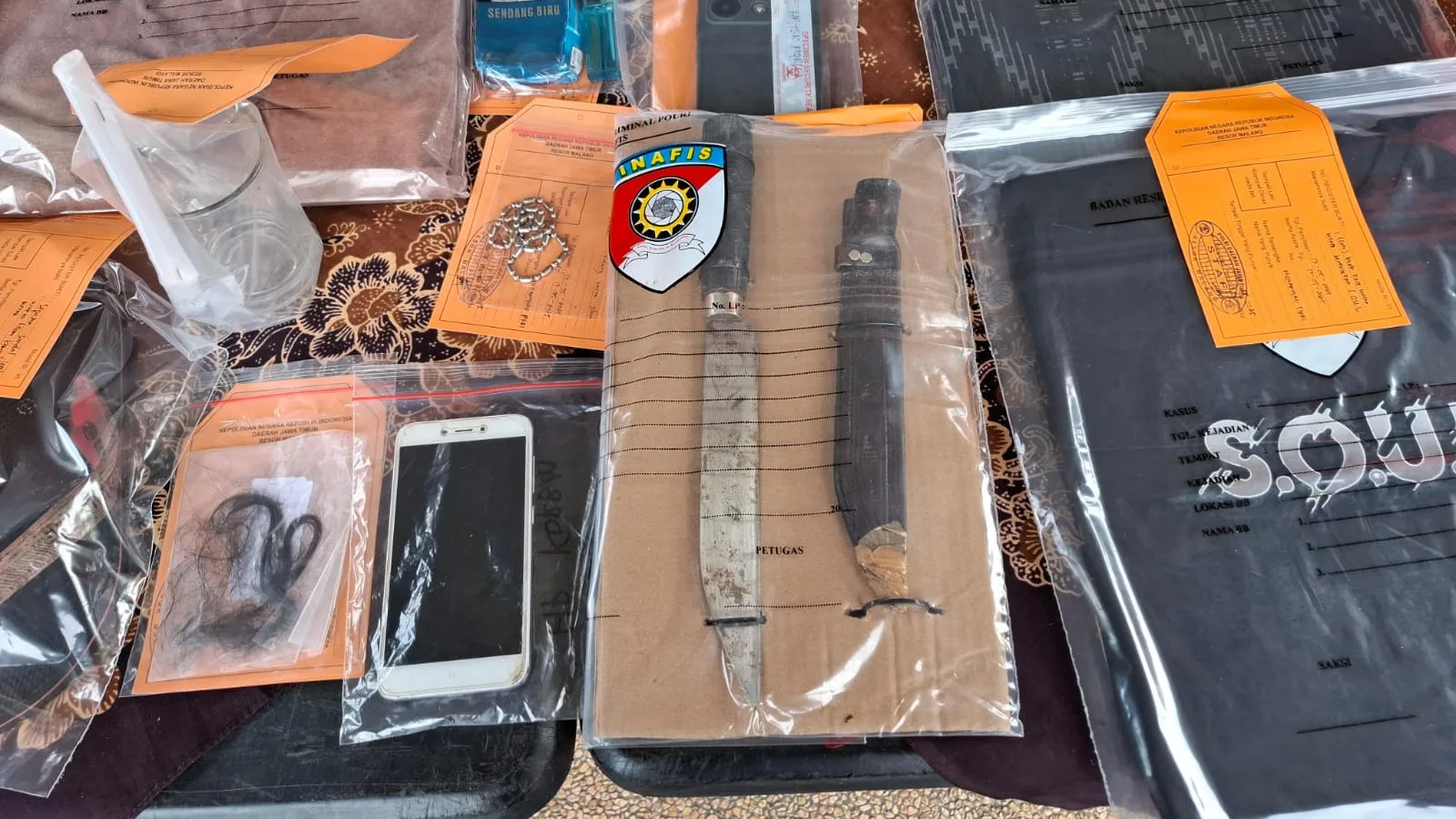 Barang bukti kasus penikaman di Gondanglegi