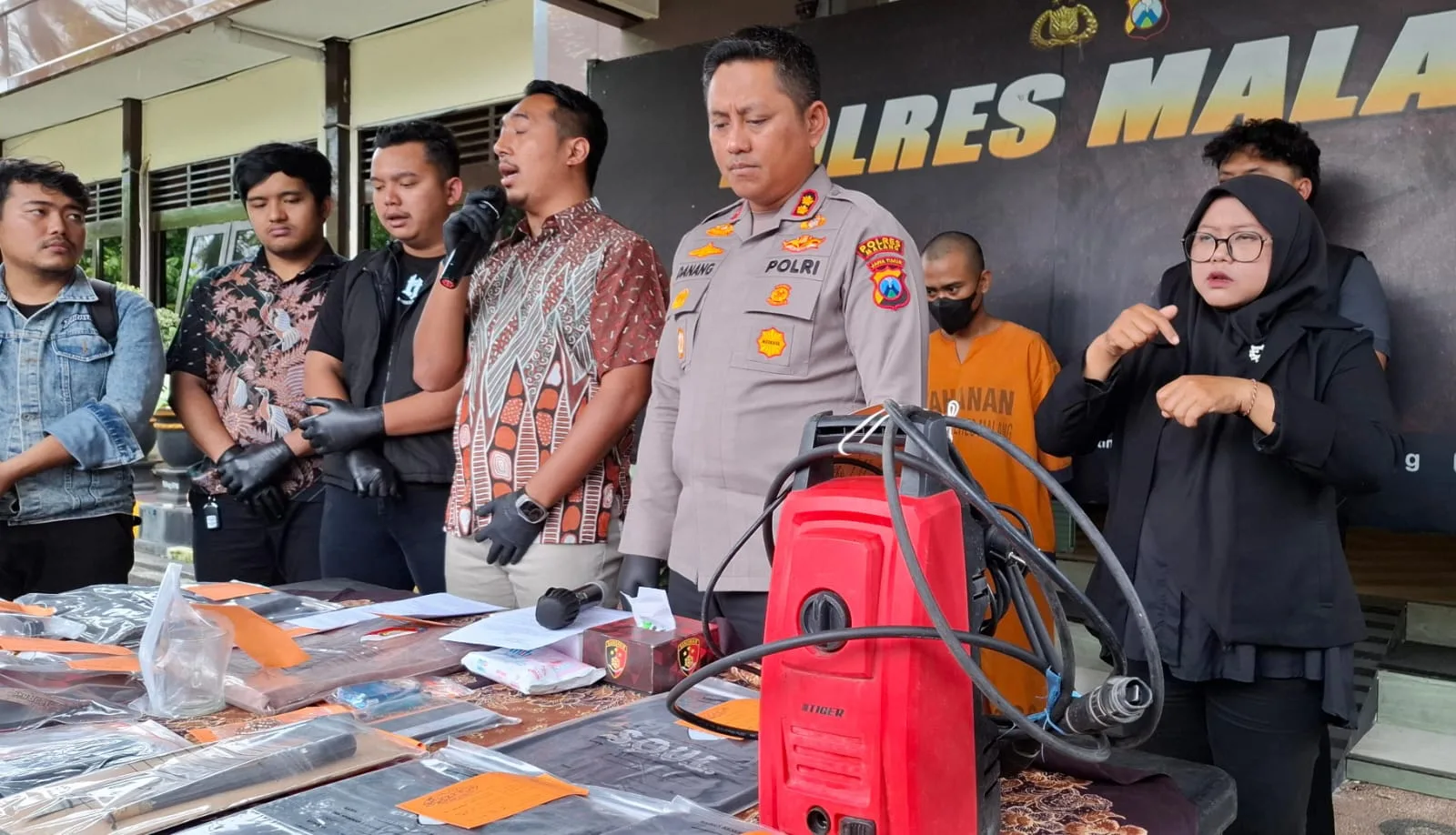 Alat penyemprot bersihkan darah korban