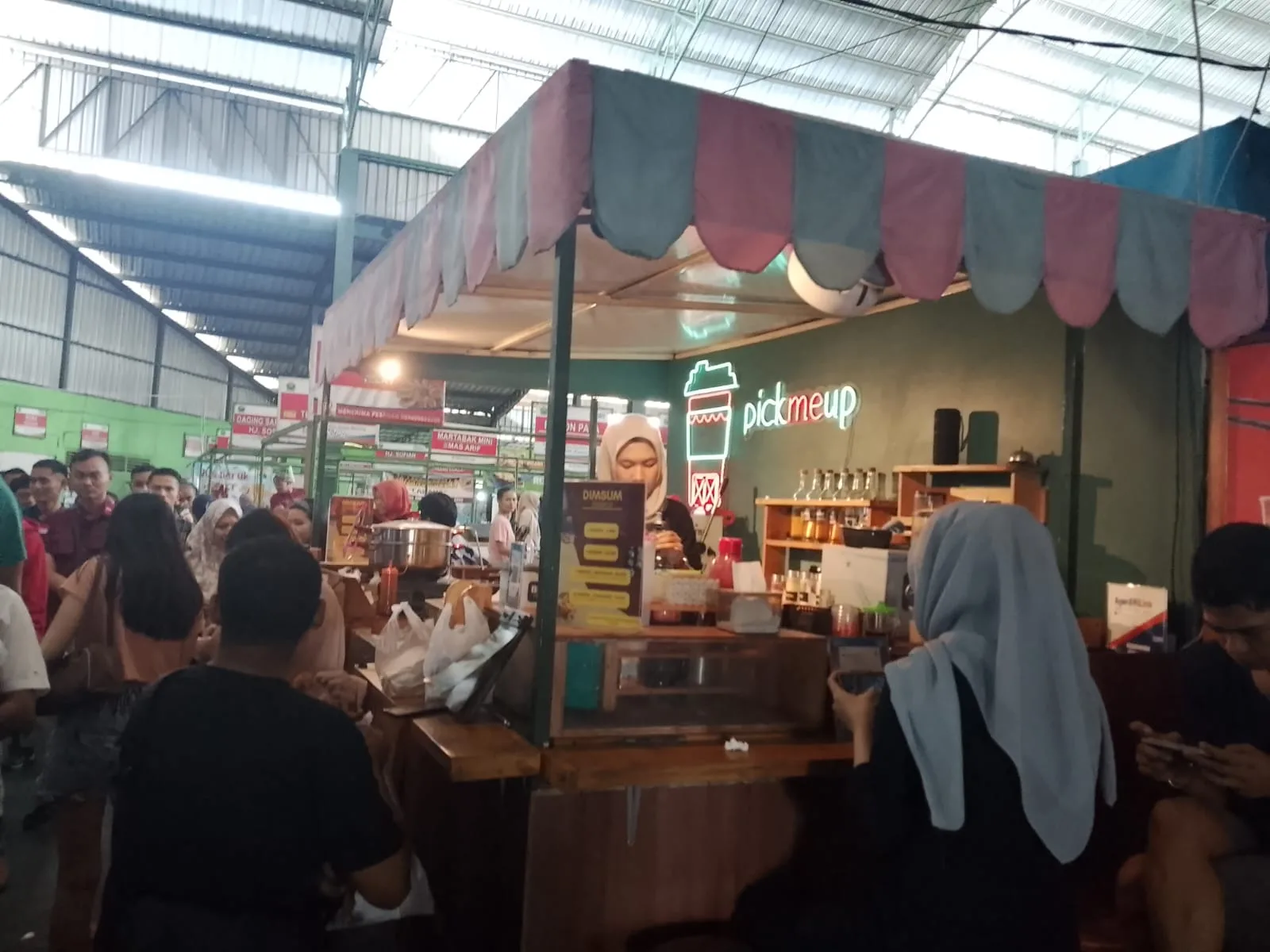 Suasana kuliner di pasar tradisional