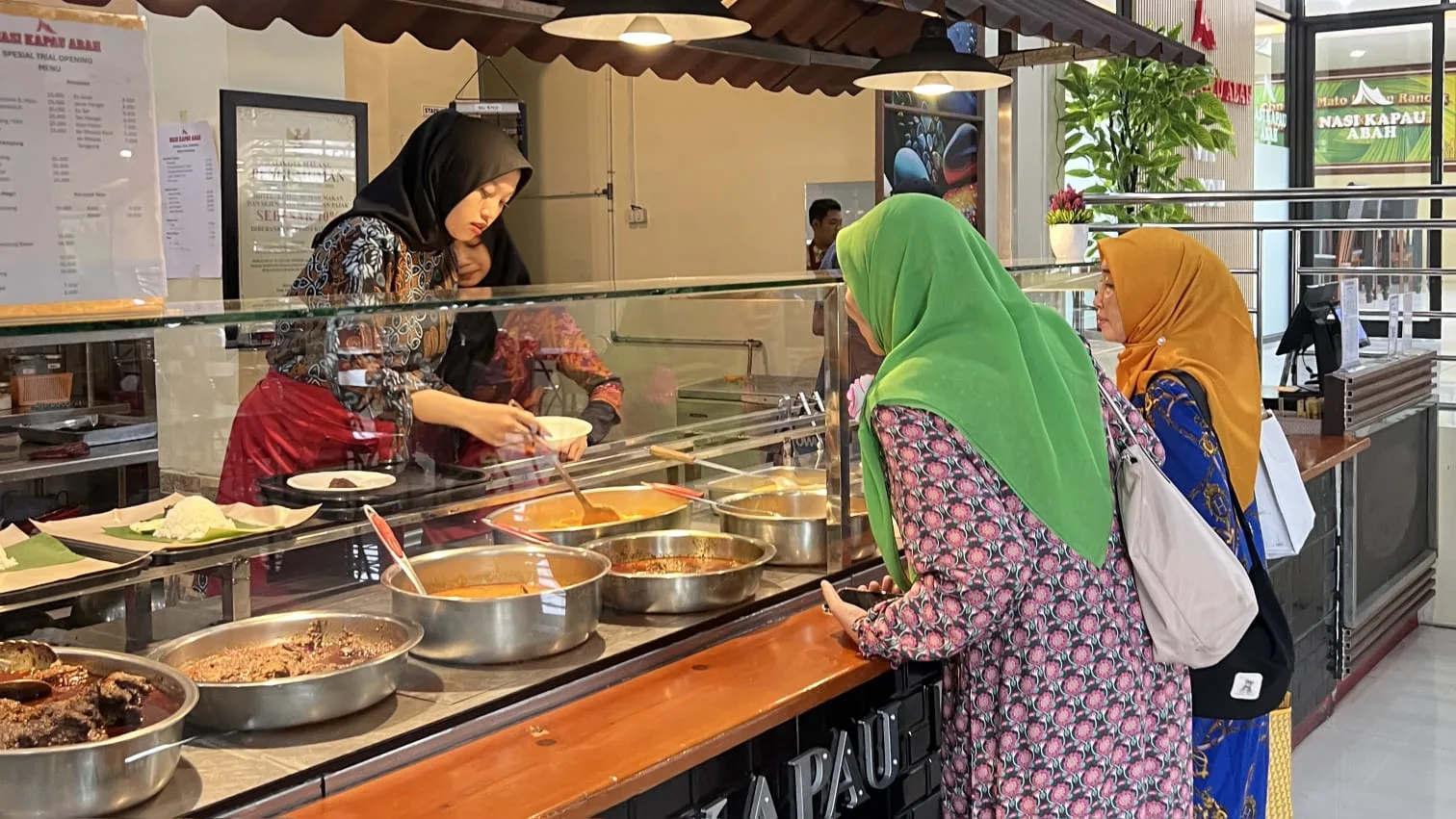 Konsep prasmanan di Nasi kapau abah