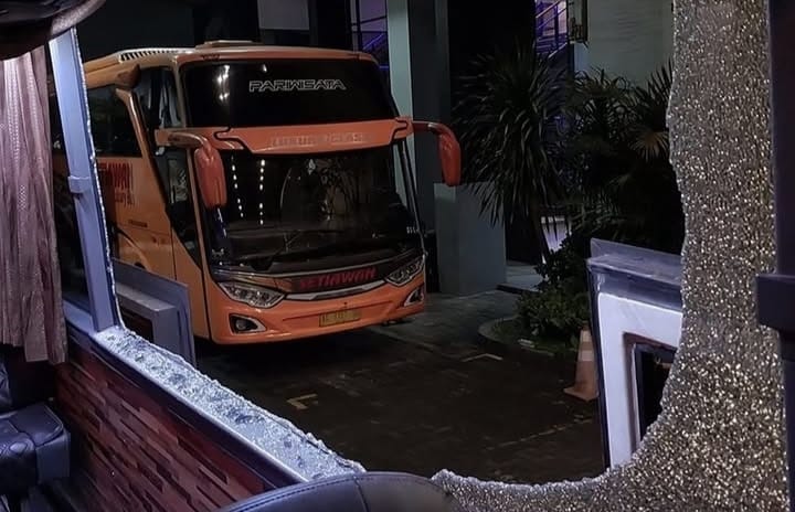 Kaca bus pecah