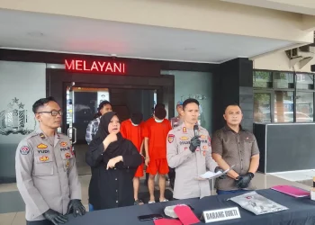 Dua remaja ditahan gara-gara lempar batu ke pemotor