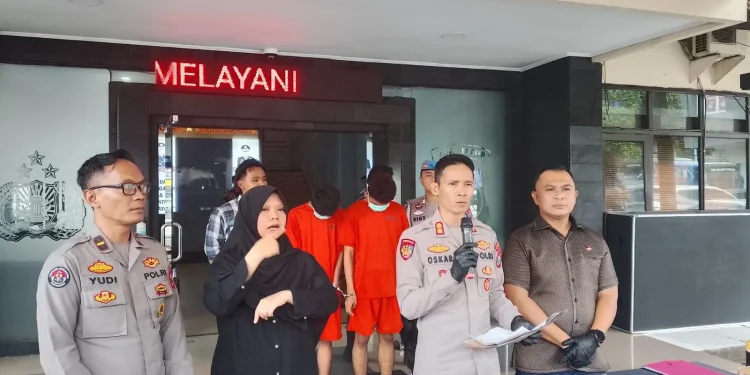 Dua remaja ditahan gara-gara lempar batu ke pemotor
