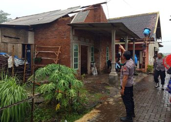 Rumah warga rusak, cuaca ekstrem