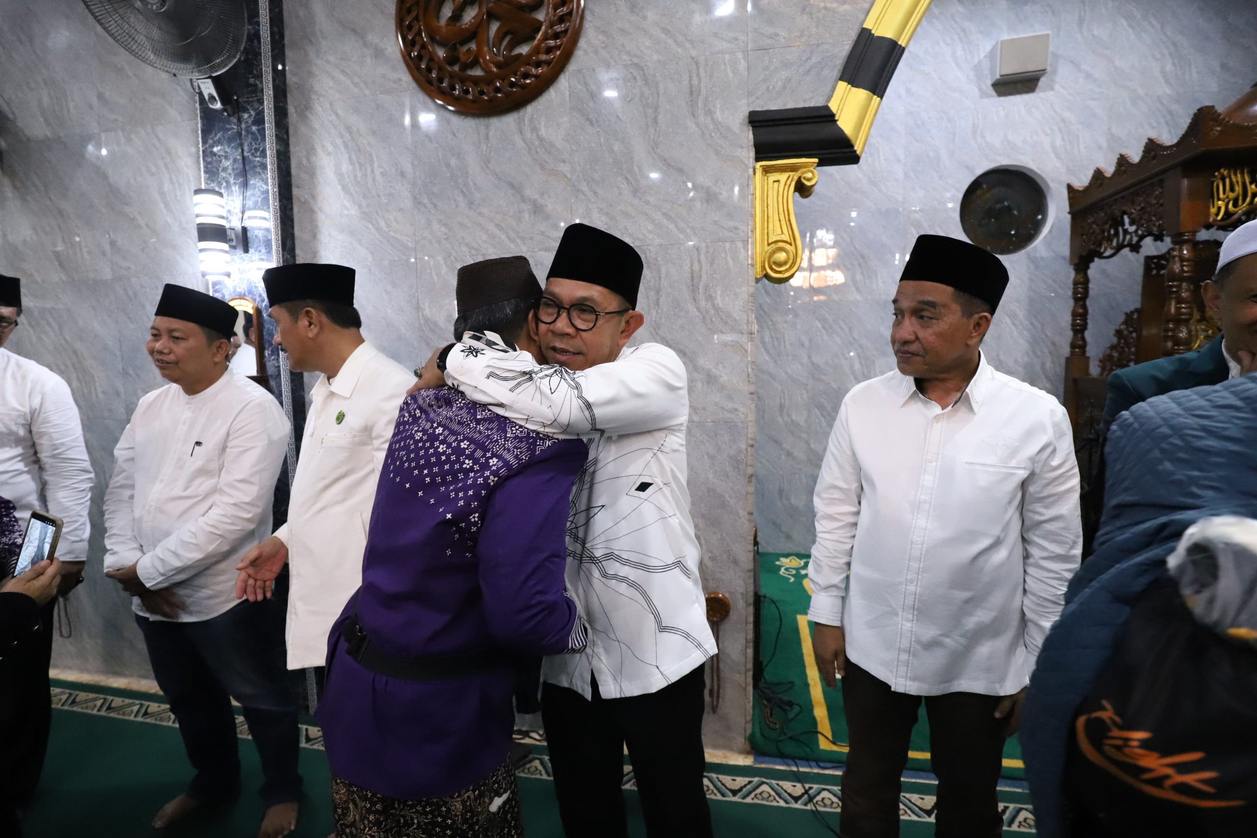 Wali Kota Batu merangkul salah seorang calon jemaah haji