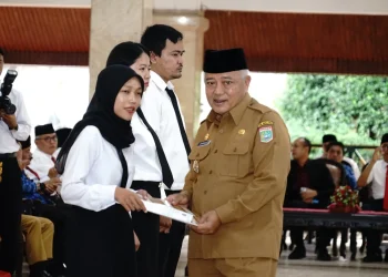 Bupati Malang, Sanusi menyerahkan SK pengangkatan PPPK Kabupaten Malang. Foto: Pemkab Malang