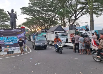 Sopir truk gelas aksi mogok untuk menolak kebijakan Zero ODOL. Foto: Aisyah Nawangsari Putri