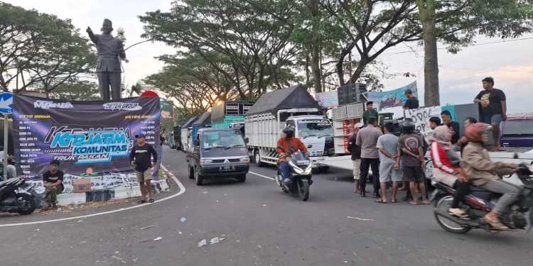 Sopir truk gelas aksi mogok untuk menolak kebijakan Zero ODOL. Foto: Aisyah Nawangsari Putri