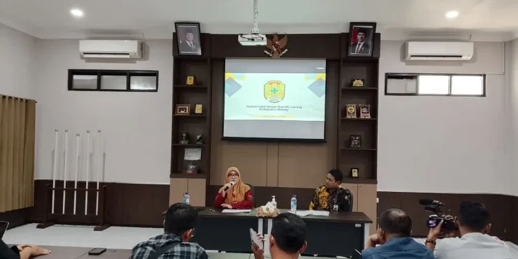 Direktur RSUD Lawang, dr Nur Rochmah memaparkan pemanfaatan alokasi DBHCHT. (Foto/M Sholeh)