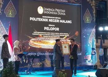 Direktur Polinema, Ir Supriatna Adhisuwignjo, ST., MT menerima penghargaan dari LEPRID. (Foto/M Sholeh)