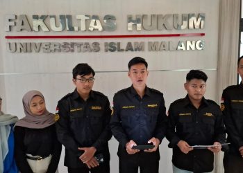 Mahasiswa BEM FH Unisma Malang saat menyatakan sikap atas kebijakan pajak 10 persen beromzet 15 juta yang dinilai mencekik. Foto: Azmy