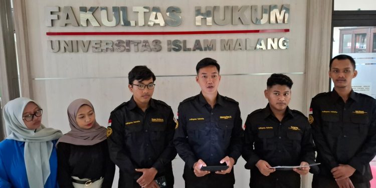 Mahasiswa BEM FH Unisma Malang saat menyatakan sikap atas kebijakan pajak 10 persen beromzet 15 juta yang dinilai mencekik. Foto: Azmy
