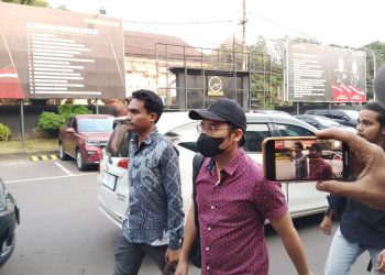 Terduga dokter cabul (bermasker) saat datang menjalani pemeriksaan lanjutan di Polresta Malang Kota. (Foto/M Sholeh)