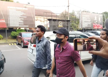 Terduga dokter cabul (bermasker) saat datang menjalani pemeriksaan lanjutan di Polresta Malang Kota. (Foto/M Sholeh)