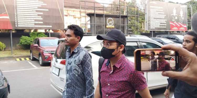 Terduga dokter cabul (bermasker) saat datang menjalani pemeriksaan lanjutan di Polresta Malang Kota. (Foto/M Sholeh)