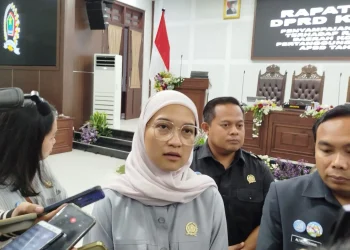 Ketua DPRD Kota Malang, Amithya Ratnanggani memberikan gambaran soal Ranperda PDRD yang membuat usaha kuliner bebas pajak. (FotoM Sholeh)
