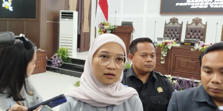 Ketua DPRD Kota Malang, Amithya Ratnanggani memberikan gambaran soal Ranperda PDRD yang membuat usaha kuliner bebas pajak. (FotoM Sholeh)