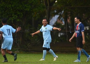 Wakil Wali Kota Malang, Ali Muthohirin bermain sepakbola untuk menggaungkan atmosfer Porprov Jatim 2025. (Foto/dok.)