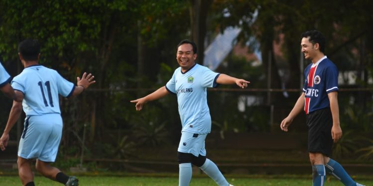Wakil Wali Kota Malang, Ali Muthohirin bermain sepakbola untuk menggaungkan atmosfer Porprov Jatim 2025. (Foto/dok.)