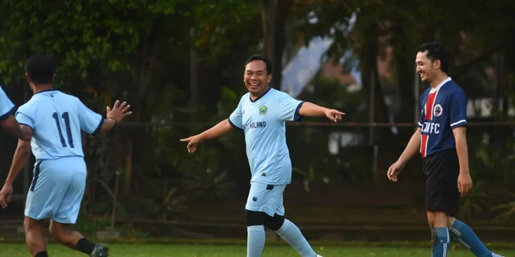 Wakil Wali Kota Malang, Ali Muthohirin bermain sepakbola untuk menggaungkan atmosfer Porprov Jatim 2025. (Foto/dok.)