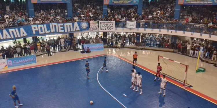 Laga final putra Porprov Jatim 2025 antara Kota Malang vs Surabaya. (Foto/M Sholeh)