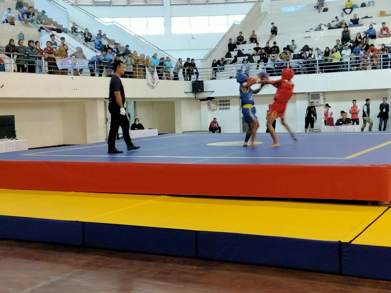 Pertandingan bela diri whusu di GOR Ken Arok Kota Malang. (Foto/M Sholeh)