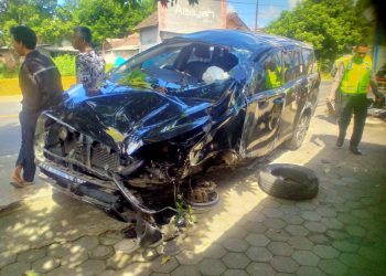 Kondisi mobil Toyota Kijang Innova yang terguling di Karangkates. Foto: Satlantas Polres Malang