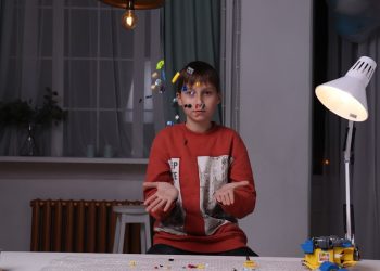 PSLC ungkap permasalahan anak dengan autisme sering menyakiti diri sendiri karena kesulitan berkomunikasi./Foto: Unsplash.com/Sash Bo