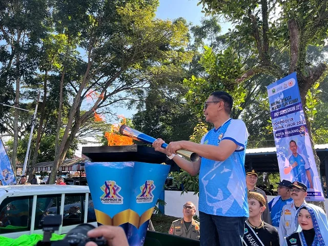 Wali Kota Malang, Wahyu Hidayat menyambut kedatangan obor Porprov Jatim 2025. (Foto/M Sholeh)